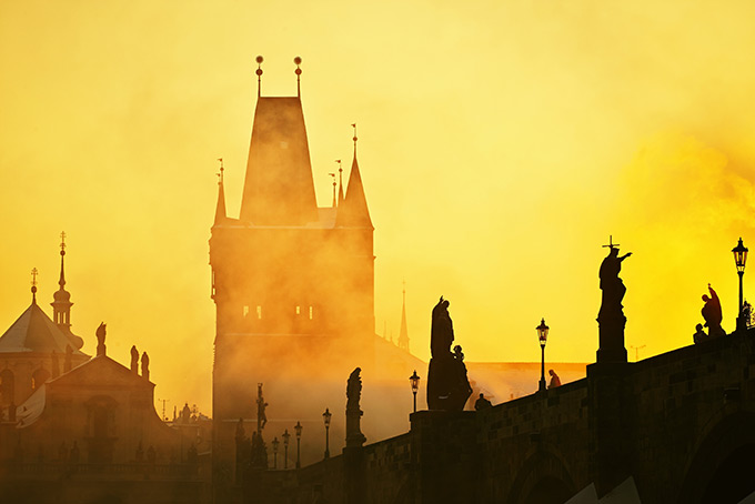 Золотой туман над Карловым мостом в Праге